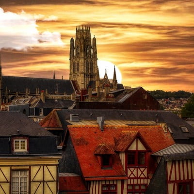 Cathédrale Notre-Dame de Rouen au coucher du soleil, monument gothique incontournable à visiter depuis la Maison Le Catelier