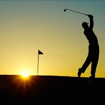 Silhouette d'un golfeur au coucher du soleil en Normandie, activité de loisir à proximité de la Maison Le Catelier