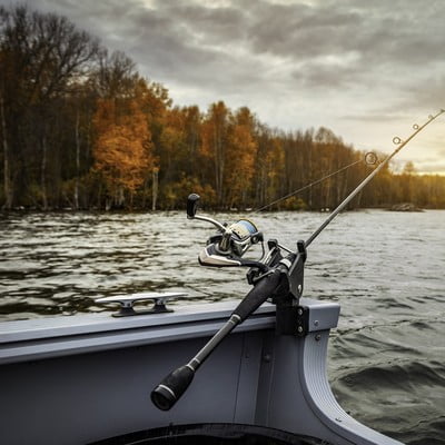 Canne à pêche sur un bateau en lac normand à l'automne, activité nature et plein air autour de la Maison Le Catelier