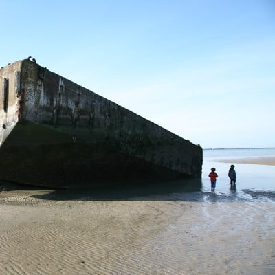 Vestige du port artificiel Mulberry sur les plages du Débarquement en Normandie, site mémoriel historique à visiter depuis la Maison Le Catelier