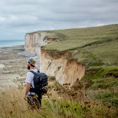 Randonneur contemplant les falaises de la Côte d'Albâtre en Normandie, sentier de grande randonnée accessible depuis la Maison Le CatelierRandonneur contemplant les falaises de la Côte d'Albâtre en Normandie, sentier de grande randonnée accessible depuis la Maison Le Catelier